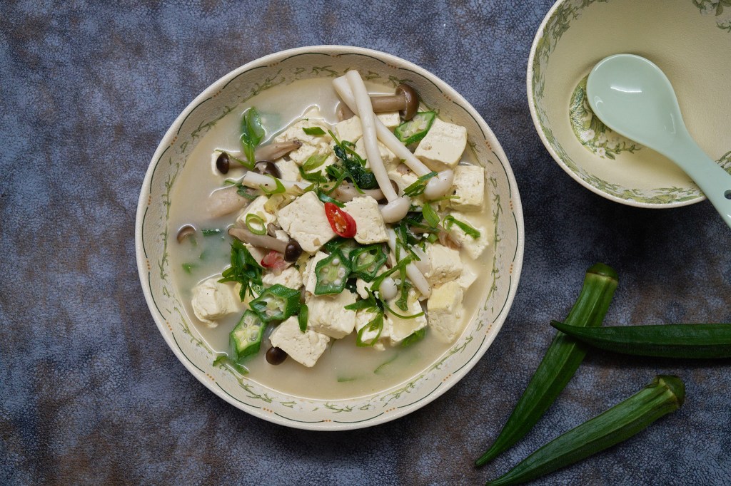 Warming the Early Autumn with a bowl of Mushroom Okra Tofu&nbsp;Soup